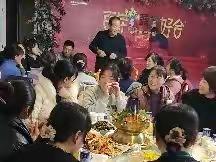 《福兔迎新趣享元旦》宫河好日子超市喜迎跨年聚餐晚宴，共聚一堂齐心协力共赢未来，祝各位在新的一年里工作顺利