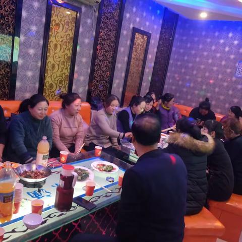 宫河好日子超市王总携全体员工共聚辞旧迎新跨年晚宴，祝大家在新的一年里工作顺利，身体健康，万事如意！！