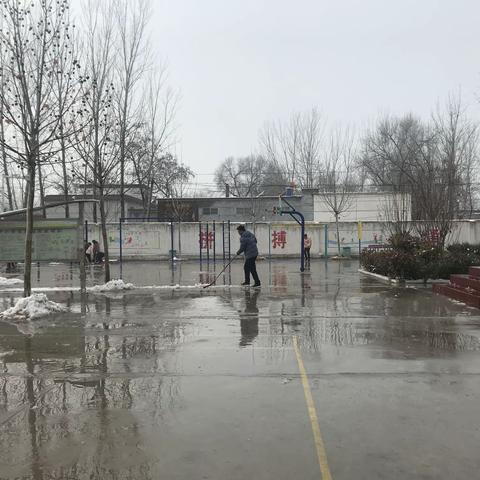 打渔陈四合小学 师生齐扫雪 热情暖人心