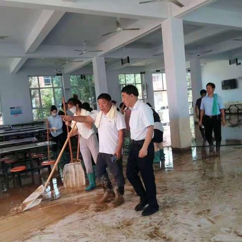 邢台市南和区郝桥镇实验联小积极开展洪灾后校园清扫工作