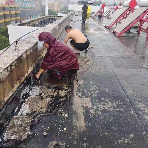 汛情就是命令，中路社区全体工作人员以贺瑞玲主任为首的娘子军们，冲锋在前。楼顶，地下室，居民家中。