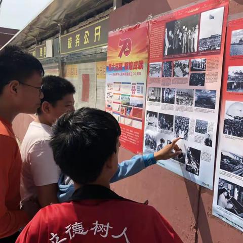 高渡中学组织观看《伟大历程，辉煌成就——庆祝中华人民共和国成立70周年》系列宣传挂图