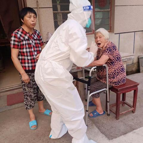 疫情中的温暖，网格员带医护人员“上门”服务