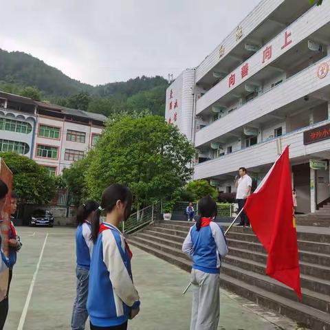 牢记嘱托 茁壮成长 ——龙沙小学新队员入队仪式暨游园活动