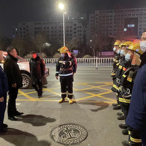 区应急管理局局长陈陇带队除夕夜看望慰问城关消防大队一线消防救援人员