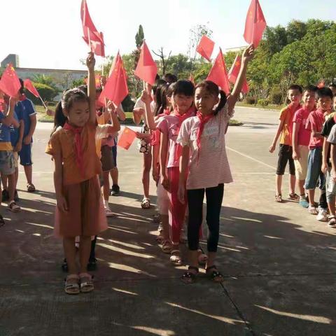 外凤小学全体师生庆祝中华人民共和国成立70周年，共同祝福祖国繁荣昌盛！