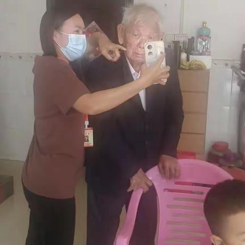 抱坡村委会民生联络员入户走访高龄老人