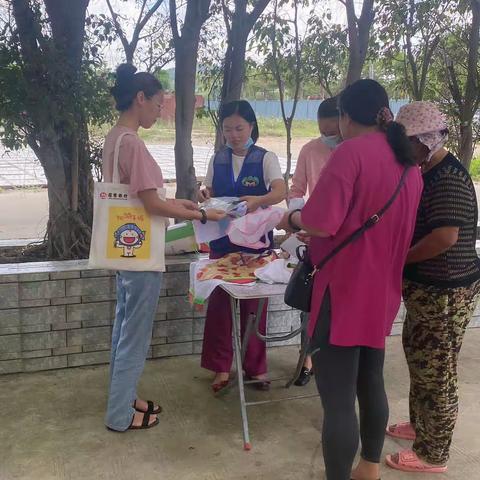 抱坡村委会民生联络员宣讲低保政策