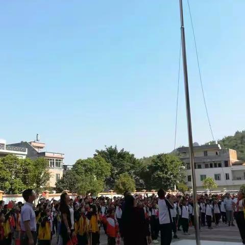 用初心培育祖国的未来，用歌声祝福祖国的生日