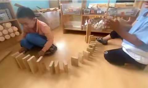 涣山村幼儿园混龄班游戏案例——神奇的多米诺骨牌