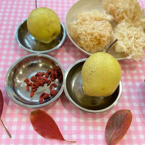 舌尖上的美食之《甜蜜篇：雪梨银耳汤🍐》———小三班