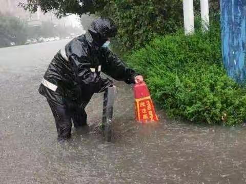 暴雨防汛，社区在行动            2022.7.5永泰社区防汛一线