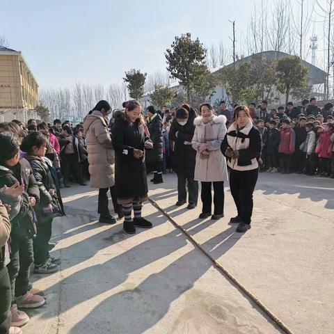 【拔河比赛强体魄 齐心协力展风采】——田庄小学冬季教师拔河比赛