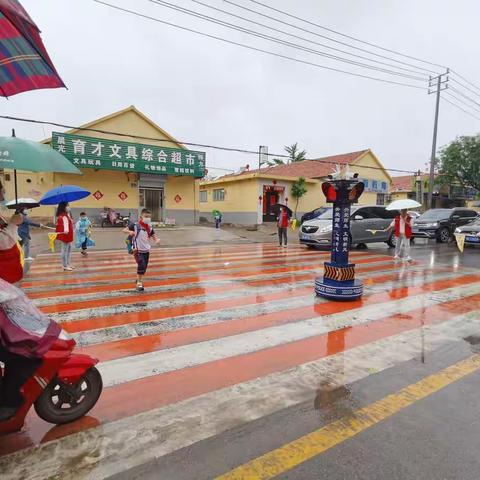 雨中守护，真情永恒——恒涛小学二年级家委会执勤