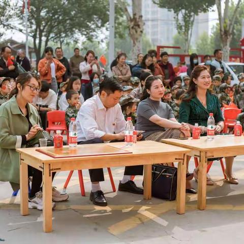 中秋国庆喜相逢，金种子幼儿园的宝贝们载歌载舞共欢腾，同庆祖国繁昌盛，日月同辉!