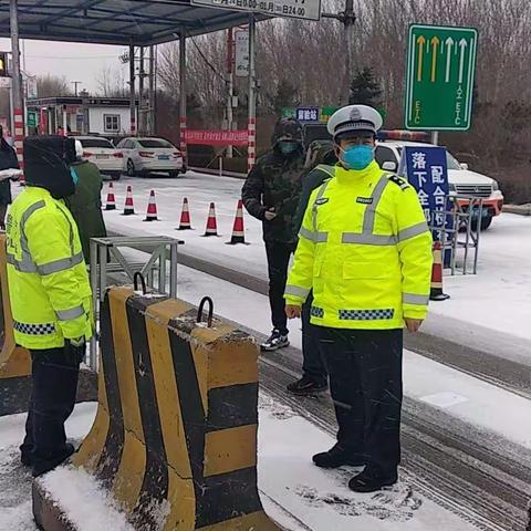 滦南交警顶风冒雪抗疫情