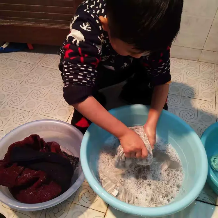 虽然我不能做很重的活 但是我能自己的衣服、鞋子自己洗