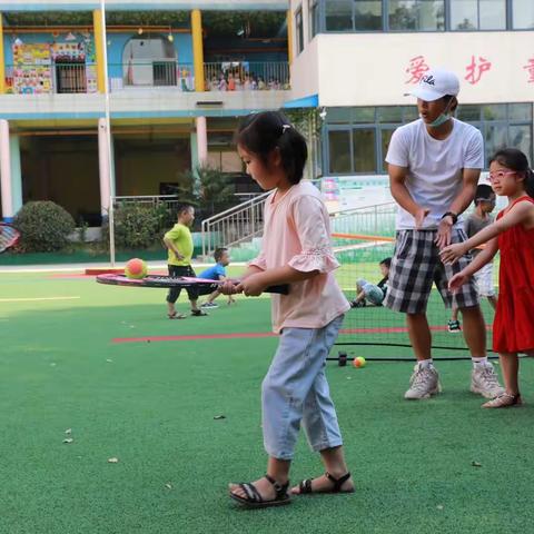 网球公益课在这所幼儿园开课啦