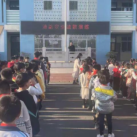 消防演练促技能 牢固安全“防火墙”——荷步小学举行消防疏散演练