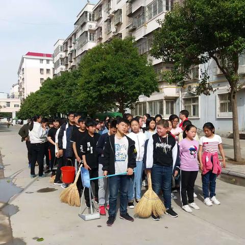 新教育推进每月一事    龙腾小学全体师生参与社区义务劳动活动