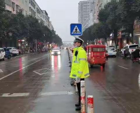 鲁山交警提醒您雨雪天气请注意安全