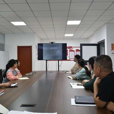 观看《红色背篓》汲取奋进力量