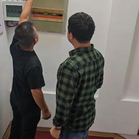 产权交易中心开展“安全检查、大扫除、挂国旗喜迎国庆活动”