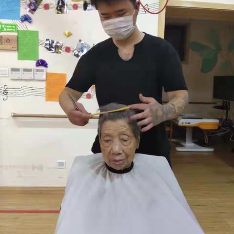 大明湖街道综合养老服务中心-手持玉剪向霜鬓  爱心传承心中留