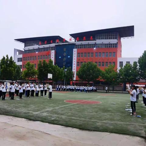 书声浸校园，晨读展风采——八年级晨读纪实