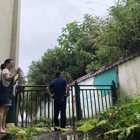 陈加吉校长冒雨深入各校检查工作