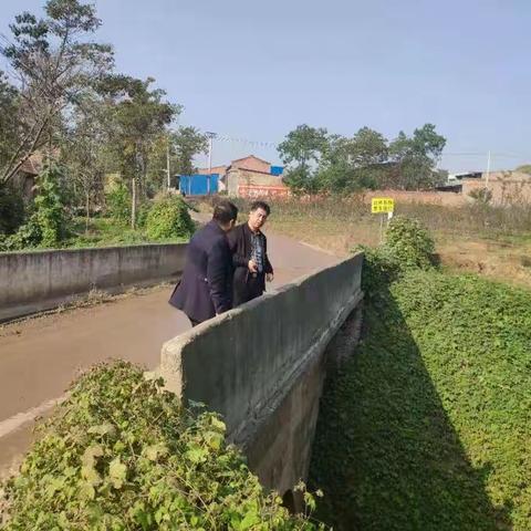 临潼区零口街道河长对辖区内零河河道进行巡视