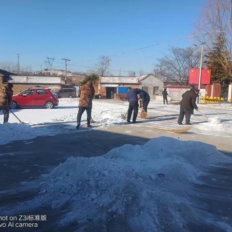 西抬头村《党建引领》党员带头扫雪除冰暖人心