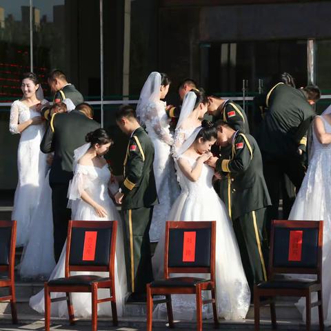 16对军人婚礼：左手牵你，右手敬礼，不负祖国不负卿