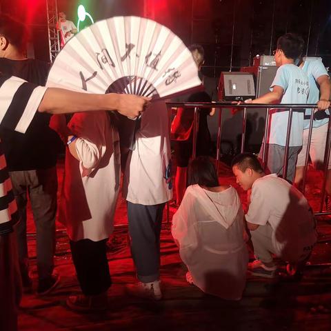 村外的天空变得五颜六色，各种车辆还远道而来，这里发生了什么？