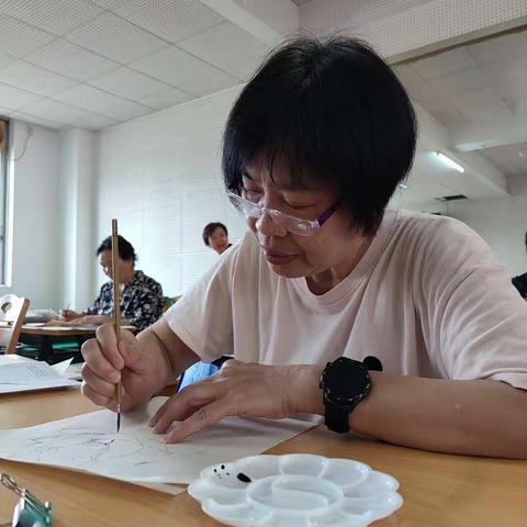 新兴县老干部大学绘画班课堂实录