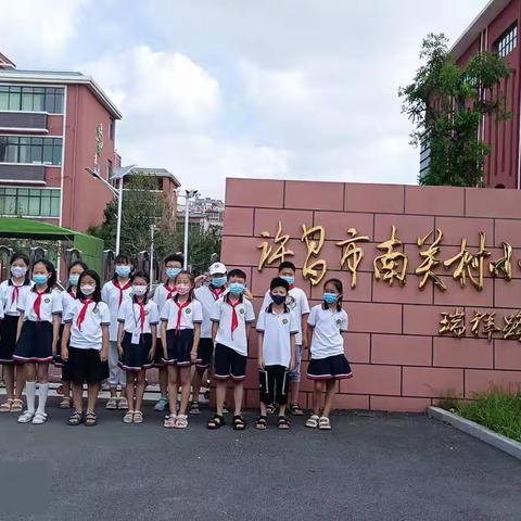 喜迎二十大，党徽党旗照我行－南关村小学瑞祥路校区三(9)班 寻找身边最美抗疫志愿者