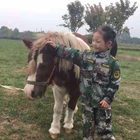 我是池阳小学一年级一班穆鑫娅 ，我正在参加暑假微实践活动。