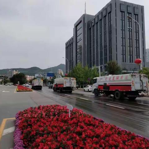 市城市运行服务中心道路机械化清扫工作纪实