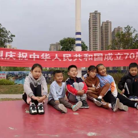 庆祝祖国七十华诞天津路小学三年级七班九龙湖环保行