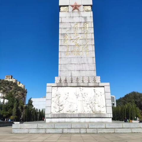 望花区老年书画研究会、光明街道老年大学书法进阶班学员在重阳节前参观雷锋纪念馆，学雷锋，做雷锋传人