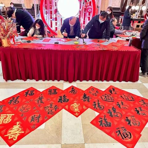 翰墨送福迎新春—分行营业部开展“学习二十大  迎新福到家”公益活动