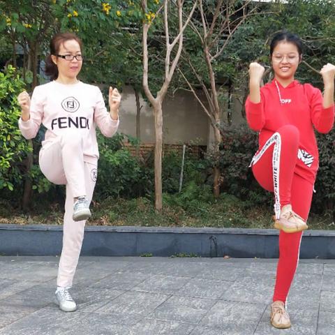 动起来        更精彩                                                --我带爸妈做体操，强身健体精神好