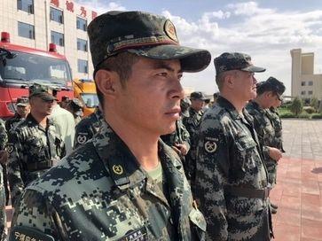 守望相助共克时艰,危难时刻更见真情敢于奋斗的人，心中不怕困难 。