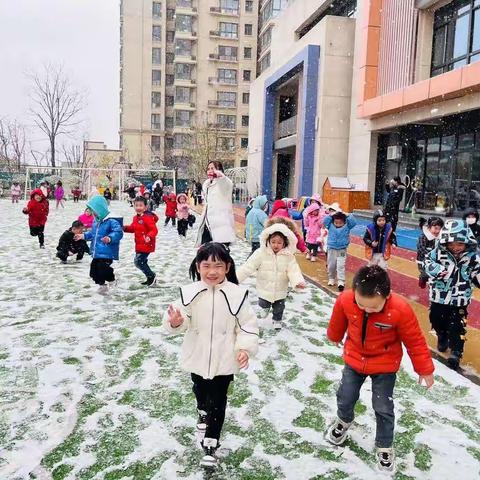 初雪•与你相遇——小二班玩雪记