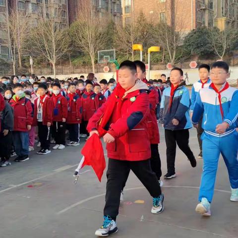 珍惜每一片绿色——新郑市龙湖国际城小学升旗仪式