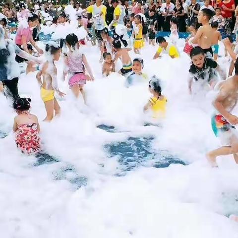 城南幼儿园“欢庆六一，缤纷泡沫”戏水活动