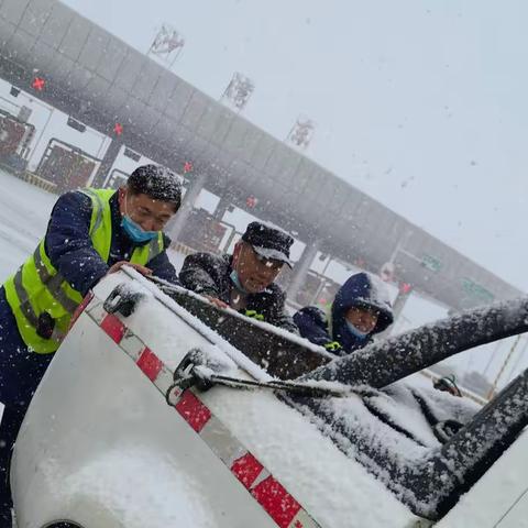 沙湾东匝道收费站：为民服务 雷锋精神处处在