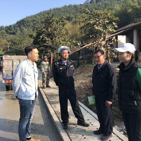 白沙县司法局元门司法所到翁村三队对第二批农户进行法制宣传讲解并帮助搬迁