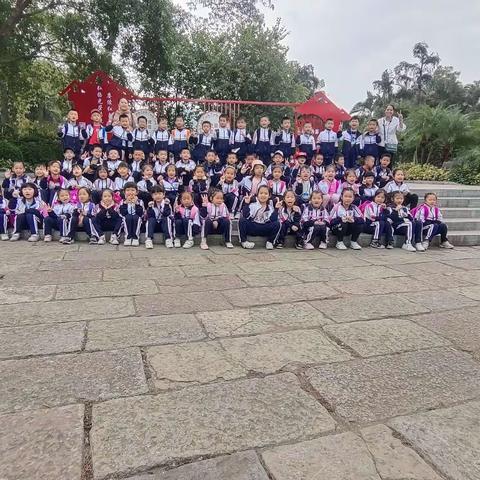 凉爽的秋天伴随着潇潇的落叶不约而至，在这个充满着收获与喜悦的季节里，我们亲近大自然、寻找快乐！