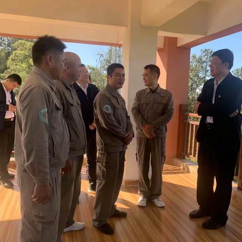 省政府党组成员、副省长闫希军深入海南热带雨林国家公园管理局五指山分局阿陀岭防火 瞭望塔开展巡林工作